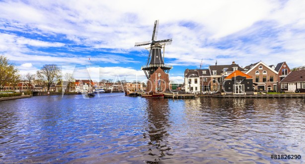 Bild på Traditional Holland - vamals and windmills Haarlem